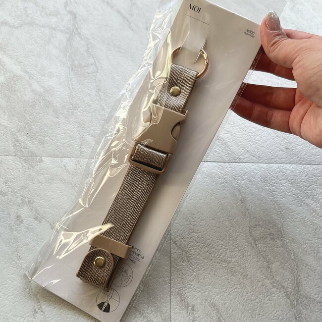 「ありそうでなかった」3COINSの“天才ホルダー”マフラーの持ち運びが楽になった!「ストールを使う時は必需品」「もう一個買おっかな」