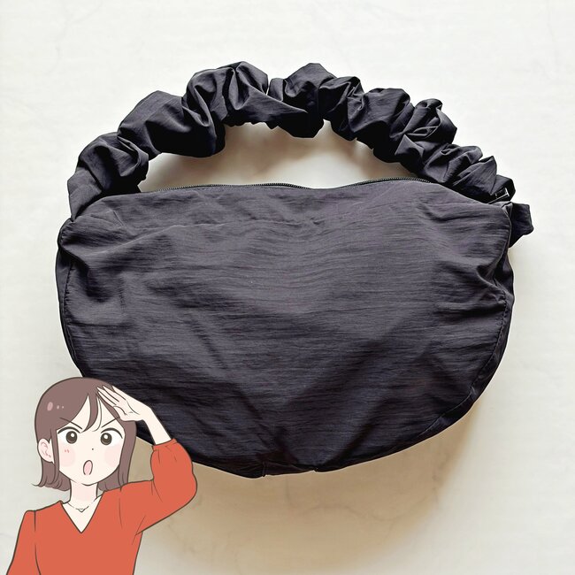 「ペットボトルと傘の収納が独立」3COINSの“天才が考えたバッグ”荷物が濡れなくて嬉しい！「デザイン良し、コスパ良し」「たくさん入ります！」《購入レビュー》