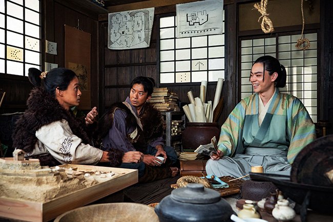その頃、織田信長の家臣である豊臣秀吉（左、演：池松壮亮）と秀長（中、演：仲野太賀）は、斎藤家の家臣だが斎藤龍興を稲葉山城から追い出した竹中半兵衛（右、演：菅田将暉）を味方につけようと説得していた　（C）NHK