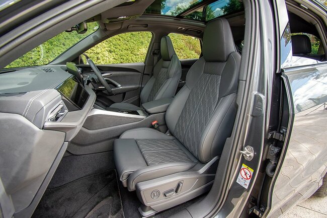 アウディSQ5スポーツバック前席