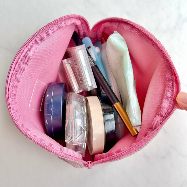 「4店目で発見」「買えてよかった」スタバで見つけたらラッキーな“ポーチ付きスイーツ”コスパよすぎてビックリする！「今年のポーチ特にかわいい」