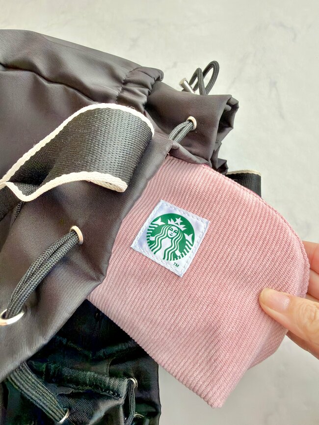 「4店目で発見」「買えてよかった」スタバで見つけたらラッキーな“ポーチ付きスイーツ”コスパよすぎてビックリする！「今年のポーチ特にかわいい」