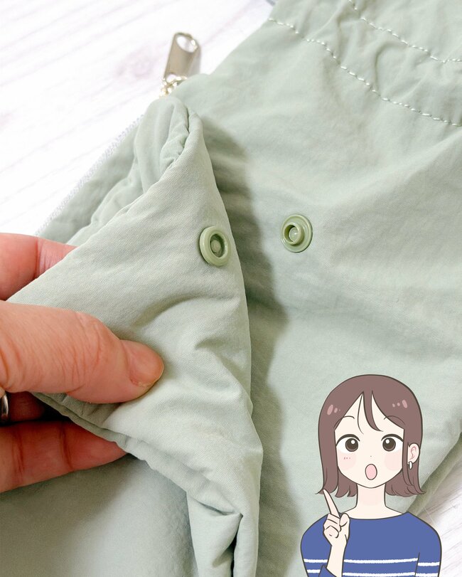 雨の日のストレスが解消…！カインズの「手ぶらで持てる傘カバー」が画期的すぎる！長傘がもうジャマになりません！