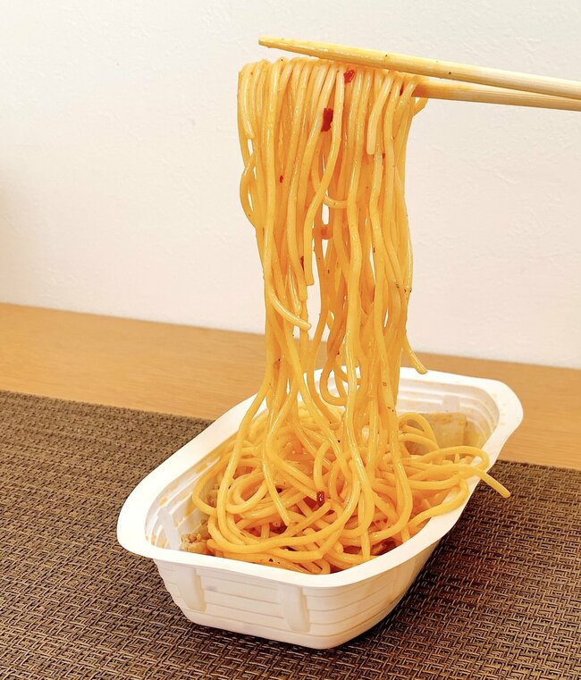 「コスパやばすぎ」「道民でマジでよかった」セイコーマートの“170円スパゲッティ”チキン盛り盛りでビビった!「中毒性がありすぎる」「週3回くらいは買いに行ってる」《実食レビュー》