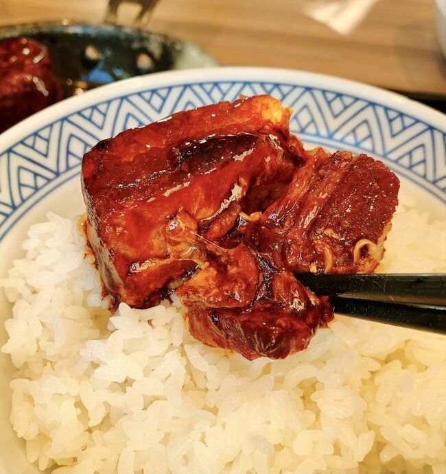 「デカすぎんだろ…」吉野家の“豪快すぎる定食”ご飯おかわり無料なのが嬉しい！「ご飯3杯いけたわ」「ありえんぐらいウマい」《実食レビュー》
