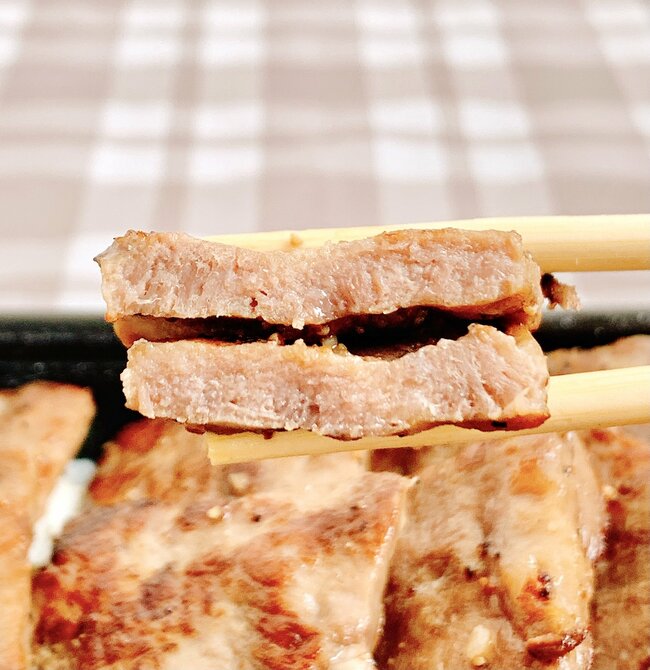 いくらなんでも盛りすぎだよ…！ほっともっとの“お肉たっぷり弁当”フタを開けてびっくりした！「これぞまさにご褒美」「神とさせていただきます」