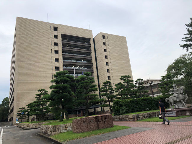 福岡県庁の外観。