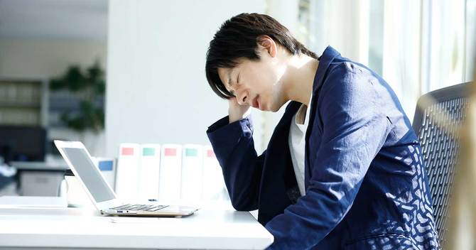 悩む男性