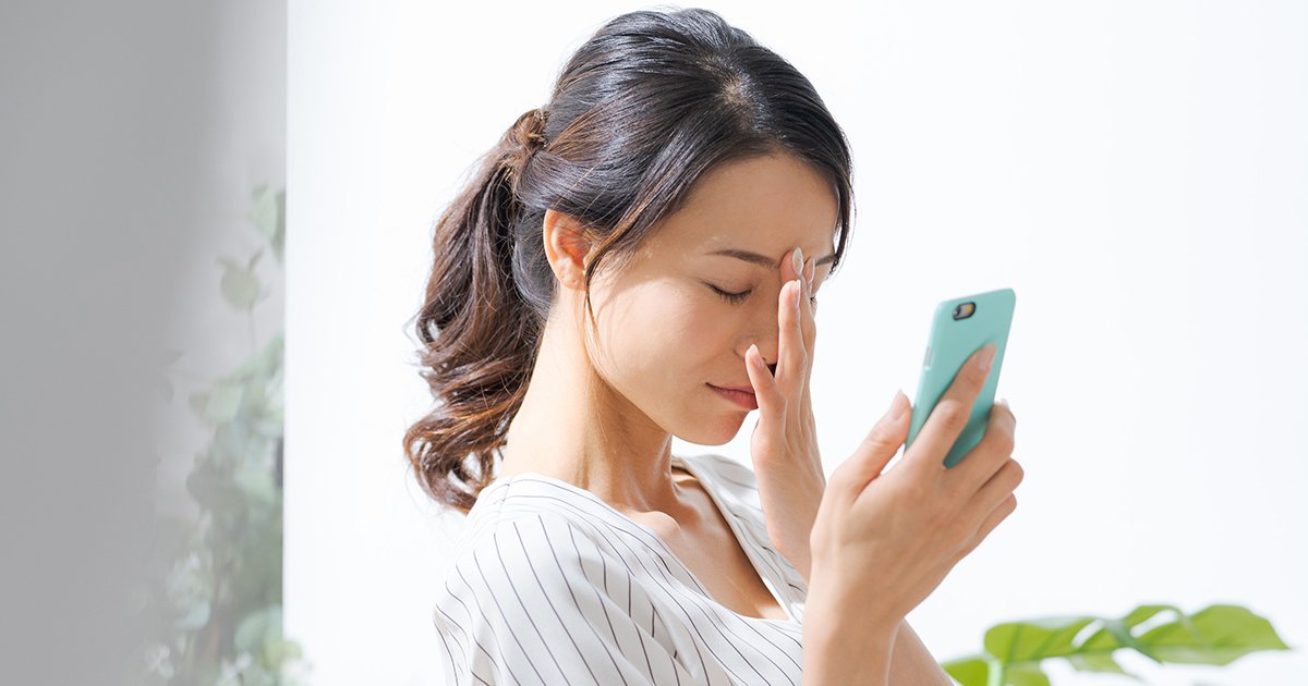 スマートフォンを手にする女性