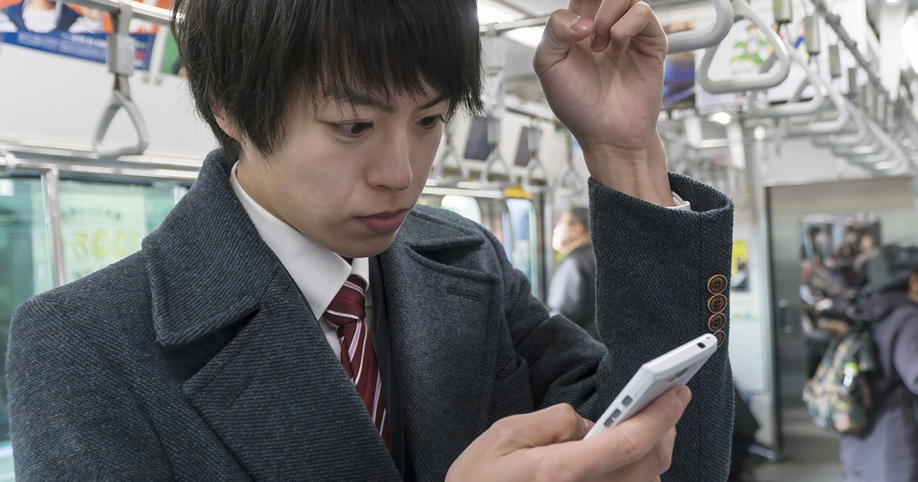 電車で立ちながらスマホを見ると、骨盤がずれる!?