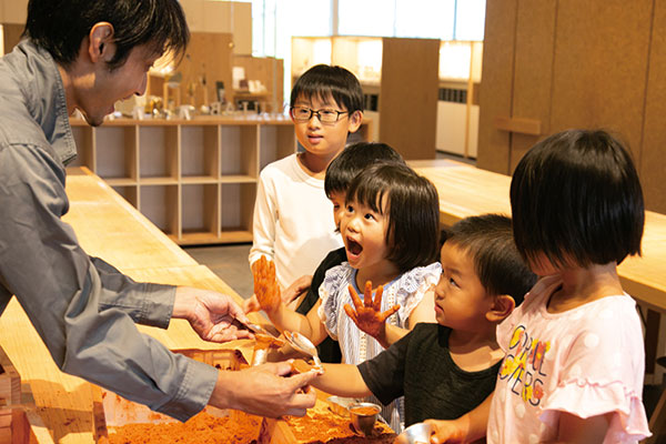 【カンブリア宮殿で話題の「能作」】地方の町工場なのに、従業員160人中80人が女性、管理職の4割が女性、しかも見学者の7割も女性ってどういうこと？
