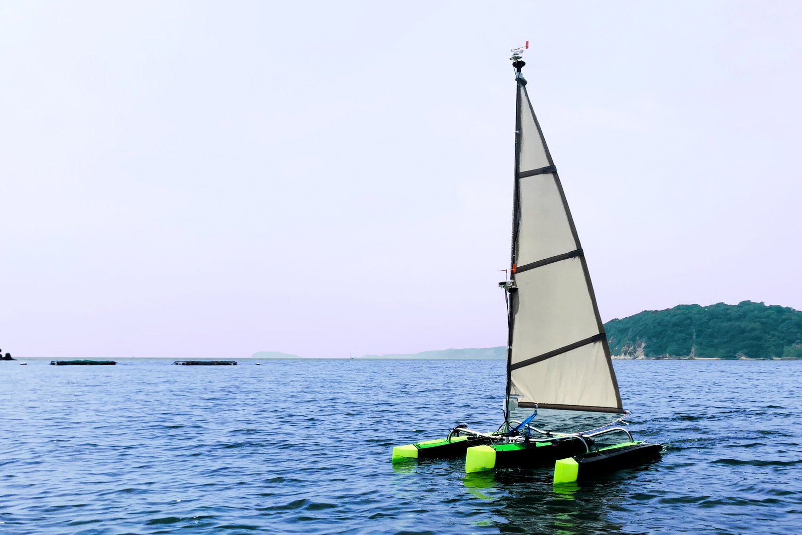 逗子海岸で実証テストを行う自動操船ヨット 写真提供：エバーブルーテクノロジーズ　提供：エバーブルーテクノロジーズ