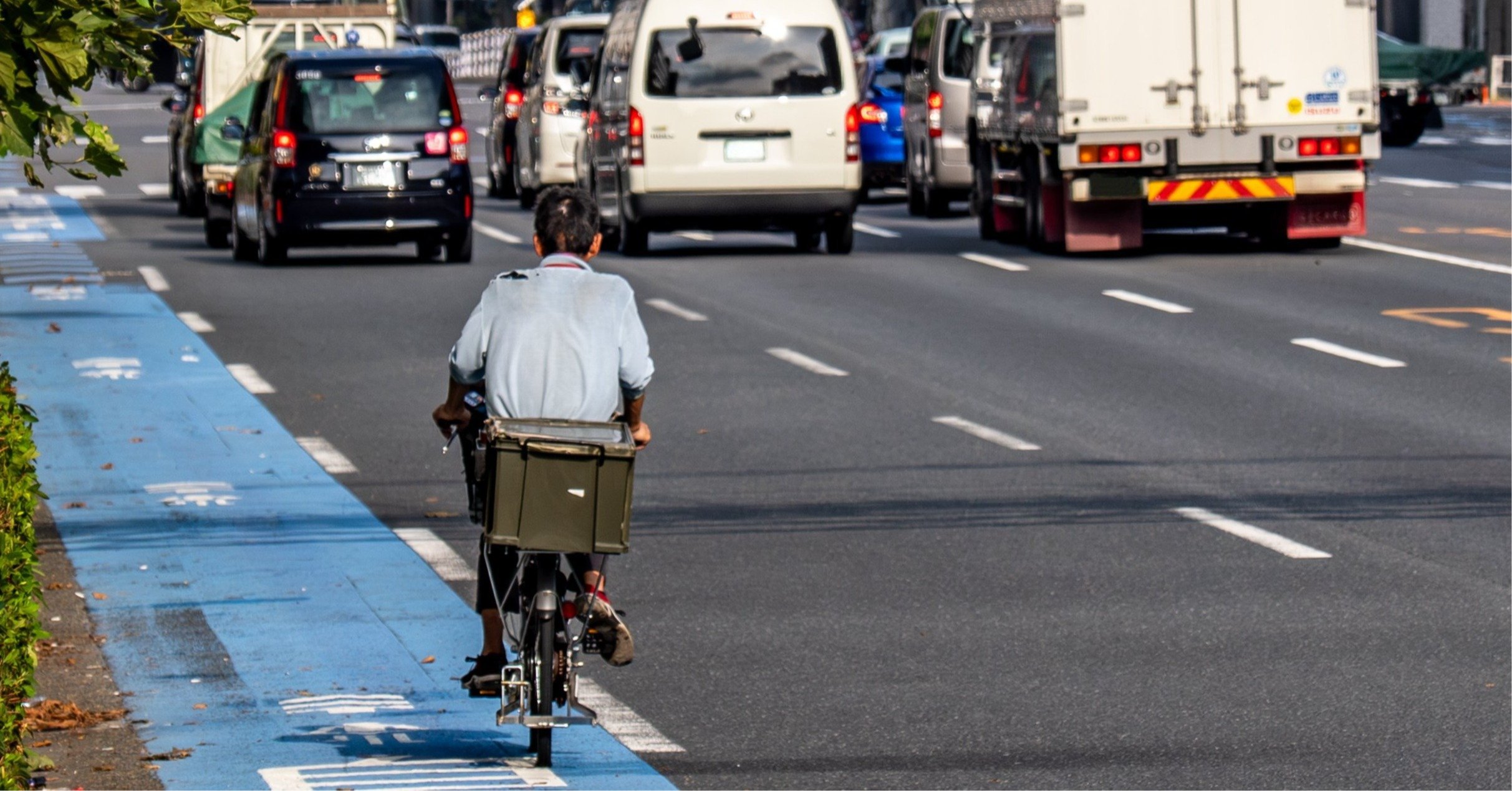自転車通行帯を走行する自転車
