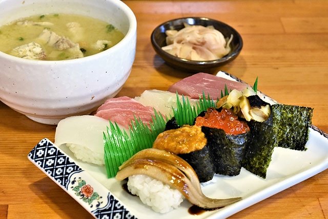 安くておいしいと地元で評判の「寿し善」の上にぎり