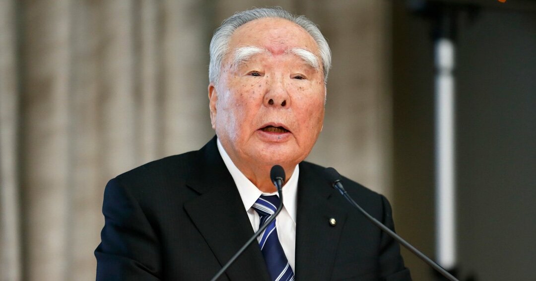 スズキは次の100年に向けて「脱鈴木修経営」できるか?(2016年10月のトヨタとスズキの提携発表で会見する鈴木修会長)