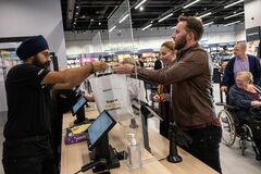 アマゾン、英国でビザのカード受け入れ停止へ