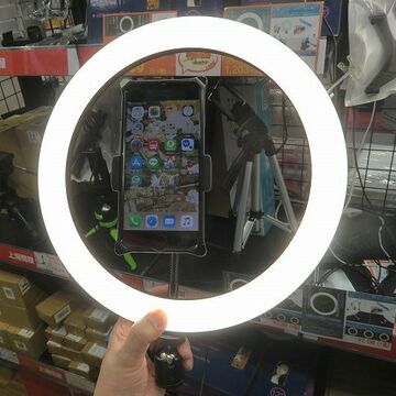 スマホで超明るい写真が撮れるビッグな12型のLEDリングライト