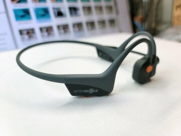 「OpenComm」は耳をふさがず、骨伝導で快適にオンライン会議ができるワイヤレスイヤホンだ