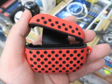 AirPods Proを落下から守るケース！ 左右イヤホンを連結させるケーブル付き