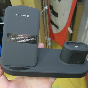 アップルのデバイスをまとめて充電できるマルチな4-in-1ドック