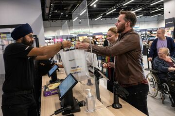 アマゾン、英国でビザのカード受け入れ停止へ