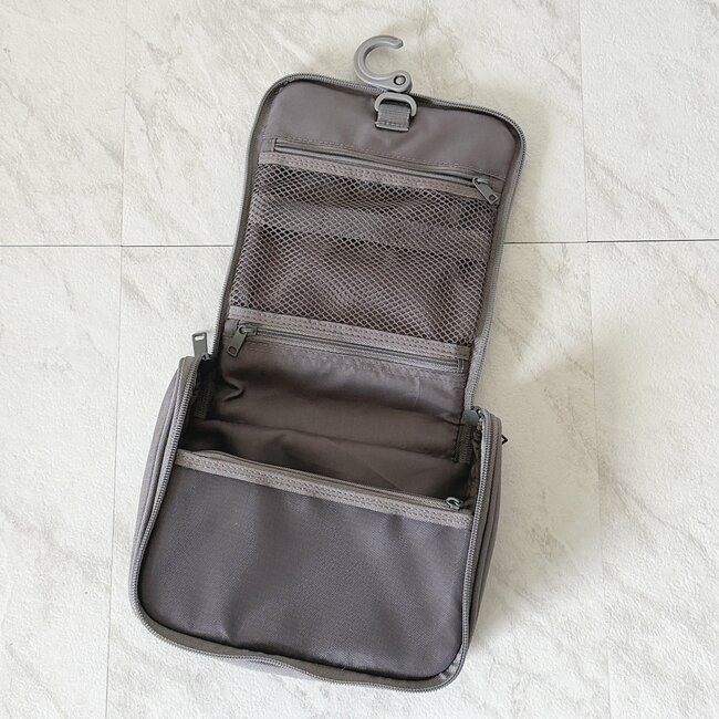 「一度使うと手放せない」「家族全員が愛用中」無印良品の“大容量ポーチ”スキンケアやコスメがたっぷり入って優秀！「旅行の必需品」