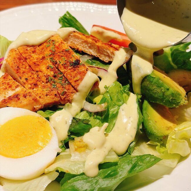 【ロイヤルホスト】こりゃリピートしちゃうって！平日限定の“盛りだくさんランチ”肉肉しさがたまらないよ！《実食レビュー》