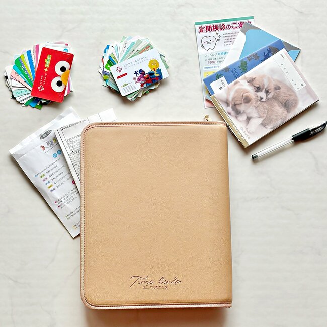 お薬手帳や処方薬がまるっと入る！3COINSの“ポケットたくさん収納ケース”通院グッズ入れにピッタリ！「迷わず購入しました」「収納力があり実用性バツグン」