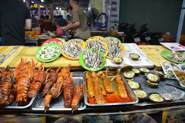 ナイトマーケットの海鮮料理