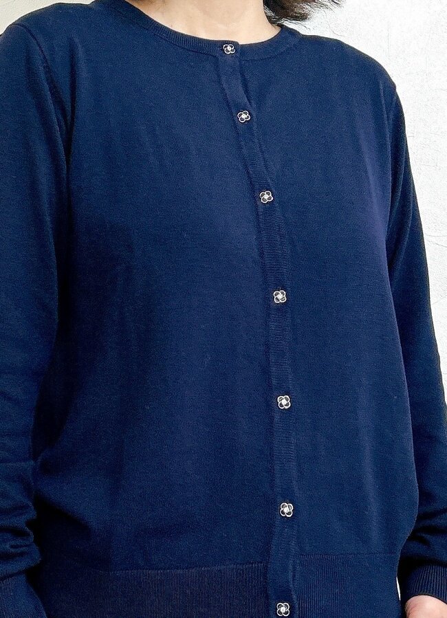 「即購入しました」「とっても可愛い」ハニーズの“花粉が落ちやすいカーディガン”お花のボタンが高級感たっぷりなんです!