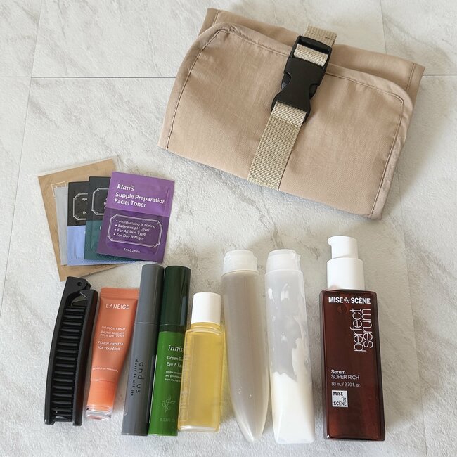 旅行の洗面グッズがまるっと入った！ダイソー姉妹店の「浮かせるポーチ」収納力がスゴいんです！