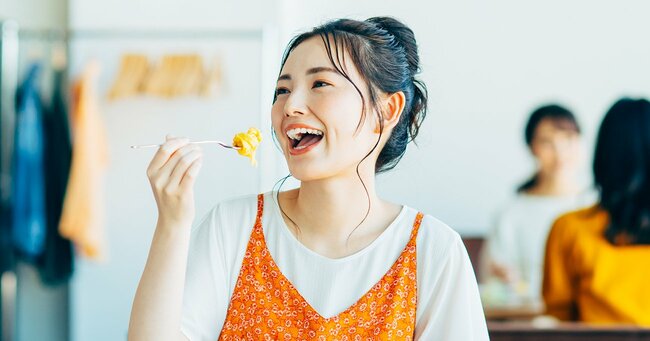 食事をする女性