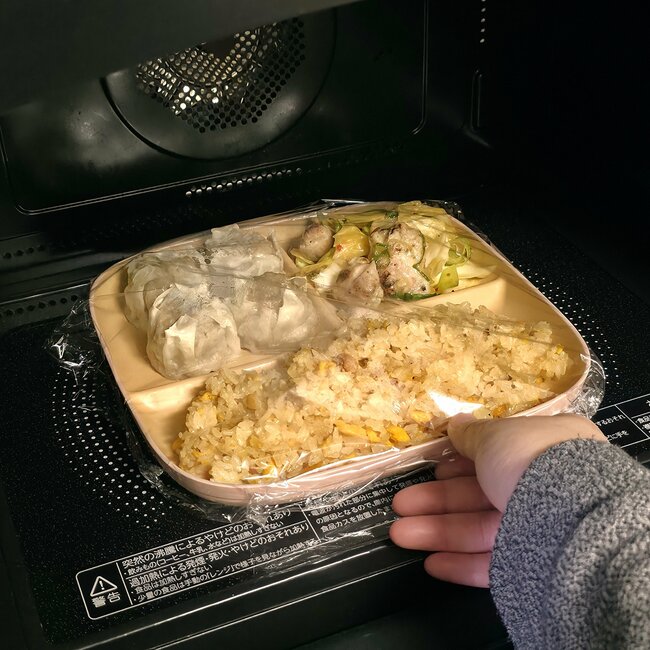 思わず家族の分も買い足した！ダイソー姉妹店の「550円プレート」オシャレなのに、洗い物も減らせちゃうんです！