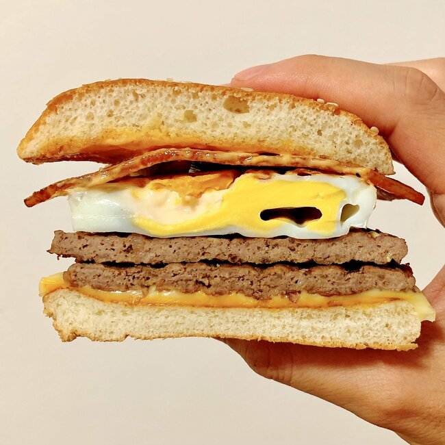 【マック】「ばかウマでした」17時から頼める“やけくそバーガー”肉もチーズも入れすぎだよ!「マジでお昼も食べたい」「満腹になりました」《実食レビュー》