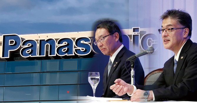 パナソニックでは9年ぶりに津賀一宏氏(左)から楠見雄規氏に社長のバトンが引き継がれる