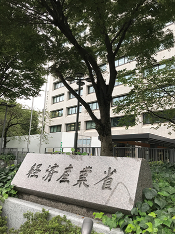世界的EVシフトの中、燃料電池車も捨てきれない経産省の無策
