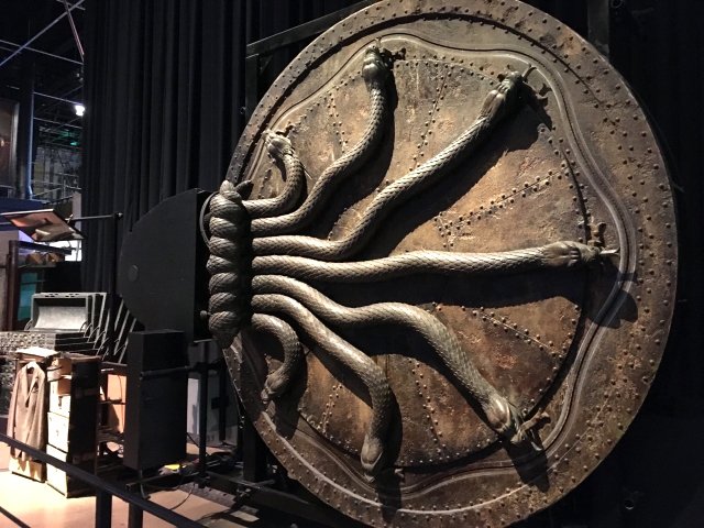 CGではなく、実物を作ることにこだわるワーナーブラザース「秘密の扉」舞台装置