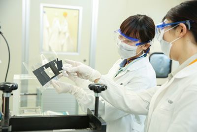 リチウムイオン電池の試作工程で正極活物質の性能を確認しているところ リチウムイオン電池の試作工程で正極活物質の性能を確認しているところ