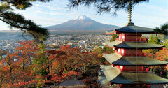 ドローンで見る日本の絶景、紅葉と富士山と五重塔