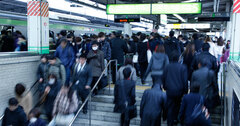 「満員電車ゼロ」が難題な理由、小池知事公約もかけ声倒れに