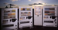 自販機が新ビジネス模索、敵だったコンビニとのタッグからネット通販まで