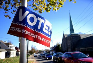 米中間選挙の投票始まる、上院「大接戦」の様相
