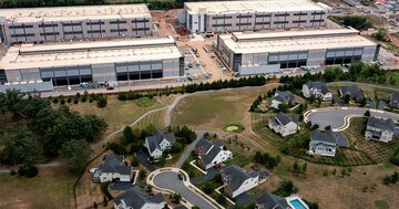データセンター建設ブーム、次の巨大商機は「保険」