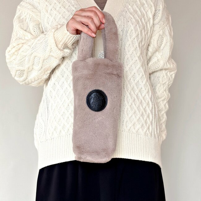 「こんなん見たら買うしかないやろ」スタバの“ボトルみたいなショルダーバッグ”が可愛すぎる…！「2店舗目でGETできました」「街で見かけたら思わず二度見しちゃう」