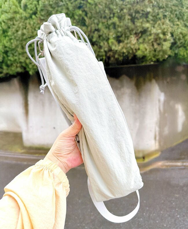 雨の日のストレスが解消…！カインズの「手ぶらで持てる傘カバー」が画期的すぎる！長傘がもうジャマになりません！