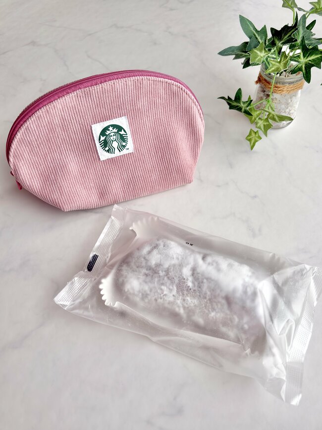 「4店目で発見」「買えてよかった」スタバで見つけたらラッキーな“ポーチ付きスイーツ”コスパよすぎてビックリする！「今年のポーチ特にかわいい」