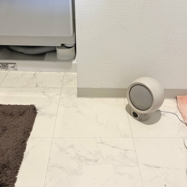 つけた瞬間、足元がポカポカ！3COINSの“コンパクトヒーター”小さいのにパワーがすごい！「めちゃくちゃ温かい」「朝晩さむいから助かる」