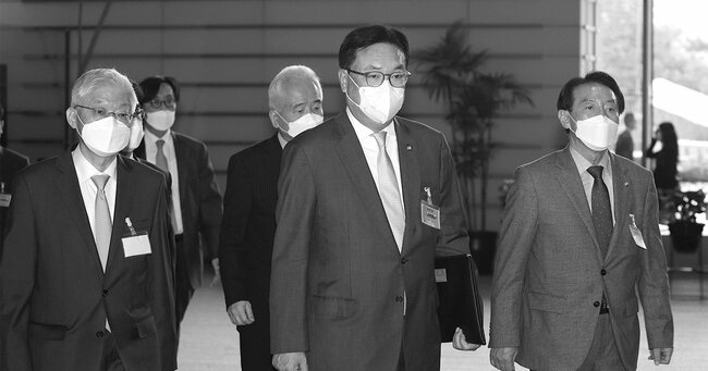 4月26日、首相官邸に入る、韓国次期大統領の尹錫悦が派遣した「政策協議代表団」。中央は団長で国会副議長の鄭鎮碩