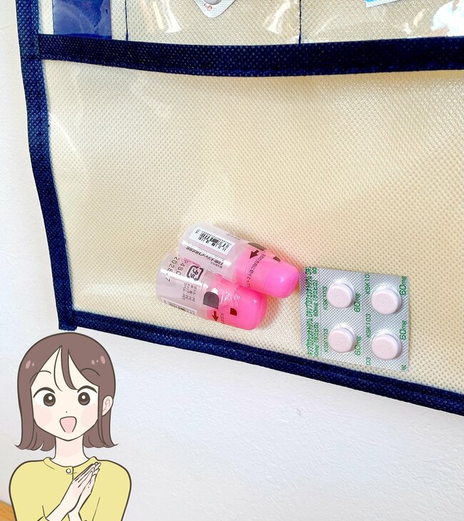 くすりの飲み忘れが一瞬でわかる！ダイソーの“浮かせるポケット収納”1週間分がサッと見渡せて大助かり！《購入レビュー》