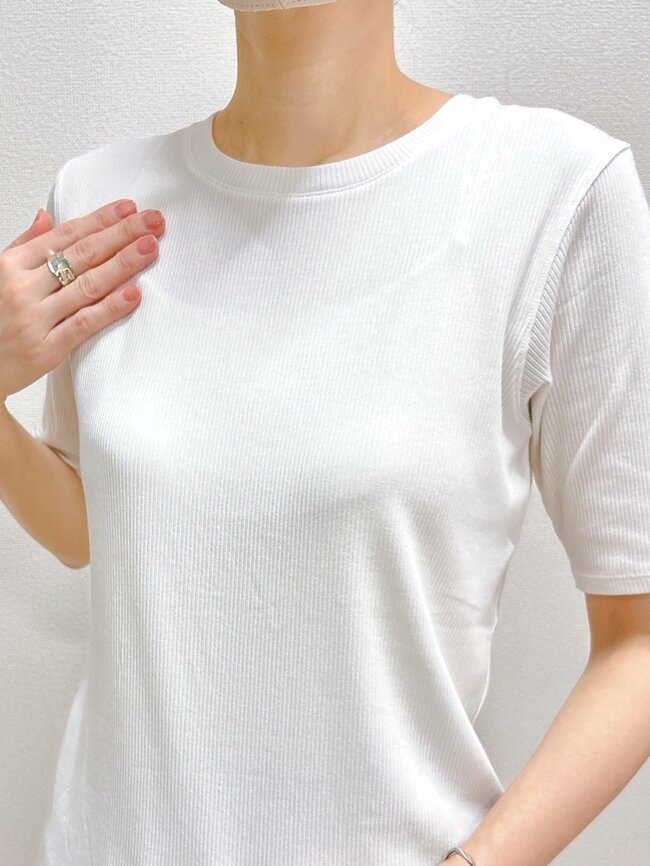 「痩せて見えます」「色違いで揃えたい」無印良品の“1490円トップス”びよ～んと伸びて着心地もバツグンなんです！「この袖丈を探してた」